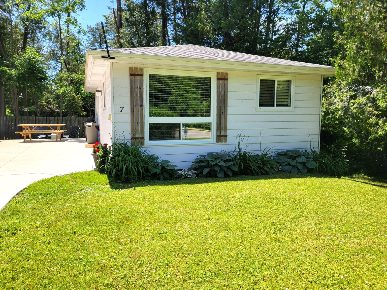 Bumblebee Cottage 1600 (Port Elgin) Cottage & House Rental Short